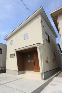 小さな家で広々住まう